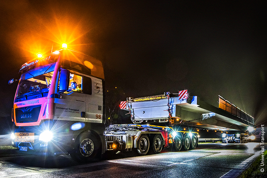 Firma Universal Transport prepravuje mostný diel v noci