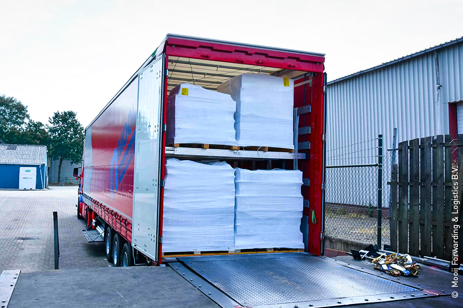 Nákladní vozy s dvojitou ložnou plochou od Mooij Forwarding & Logistics B.V.