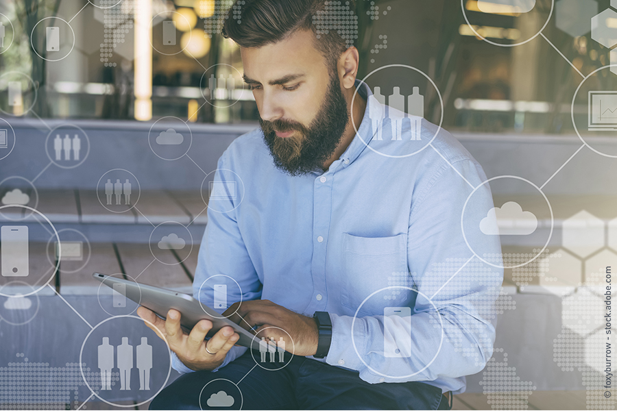 muž s tabletom a digitalizačnou schémou